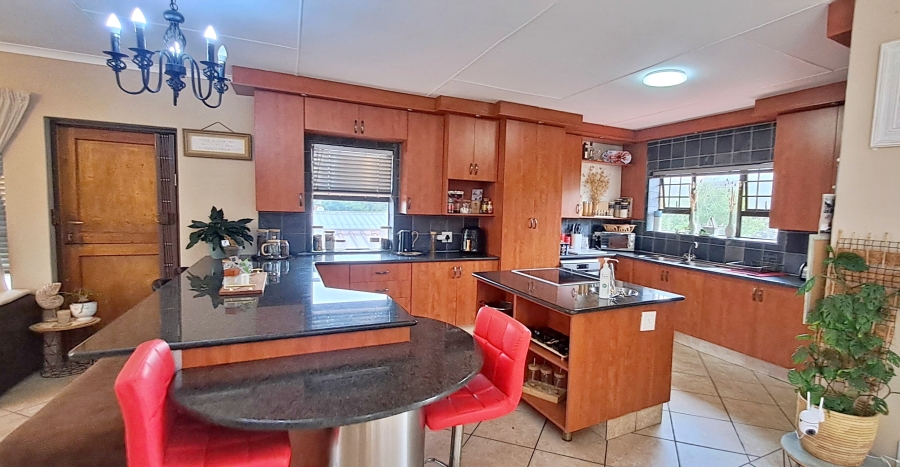 5 Bedroom Property for Sale in Reebok Western Cape